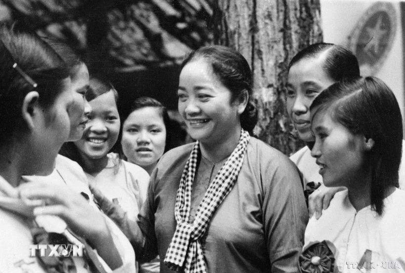 nu-tuong-nguyen-thi-dinh-cung-nguoi-dan